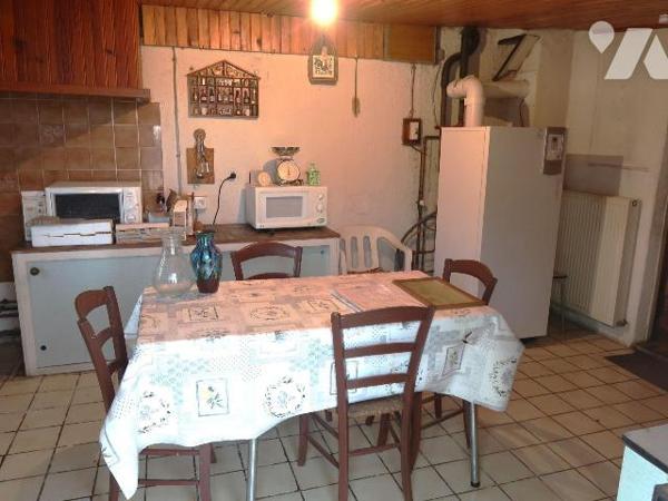 Ensemble immobilier comprenant :
. MAISON ANCIENNE A RENOVER, env. 100m2, comprenant de plain-...