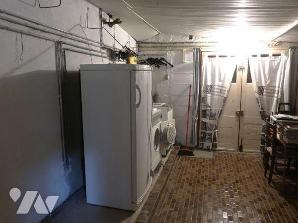 Ensemble immobilier comprenant :
. MAISON ANCIENNE A RENOVER, env. 100m2, comprenant de plain-...