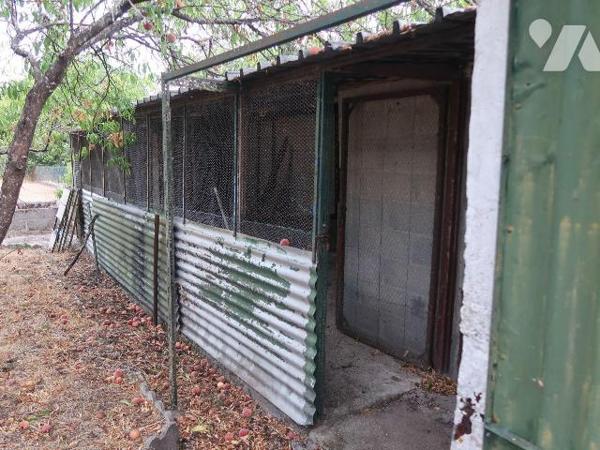 Ensemble immobilier comprenant :
. MAISON ANCIENNE A RENOVER, env. 100m2, comprenant de plain-...