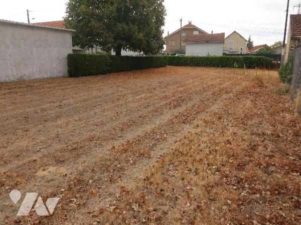 Ensemble immobilier comprenant :
. MAISON ANCIENNE A RENOVER, env. 100m2, comprenant de plain-...