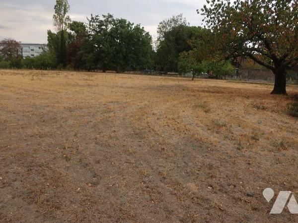 Ensemble immobilier comprenant :
. MAISON ANCIENNE A RENOVER, env. 100m2, comprenant de plain-...
