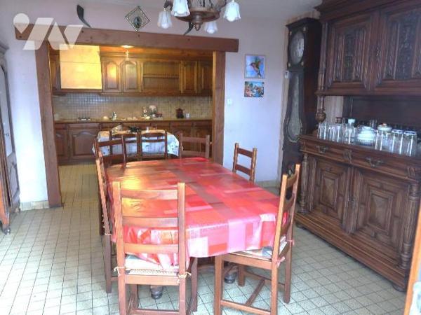 Ensemble immobilier comprenant :
. MAISON ANCIENNE A RENOVER, env. 100m2, comprenant de plain-...