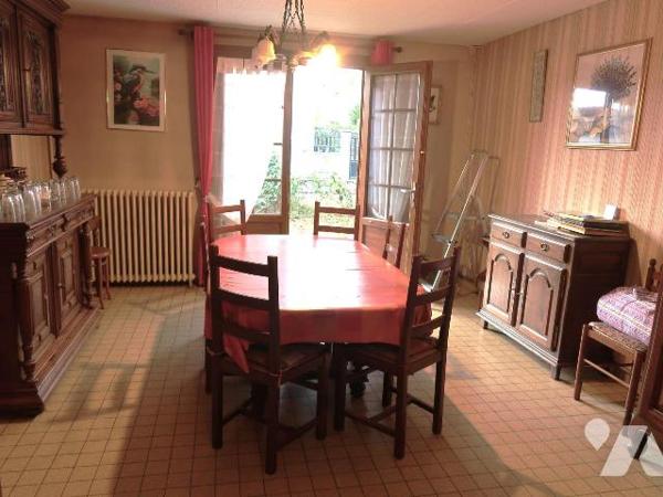 Ensemble immobilier comprenant :
. MAISON ANCIENNE A RENOVER, env. 100m2, comprenant de plain-...