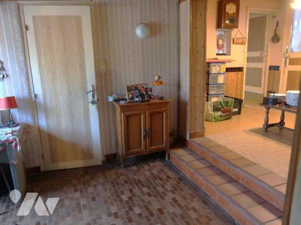 Ensemble immobilier comprenant :
. MAISON ANCIENNE A RENOVER, env. 100m2, comprenant de plain-...