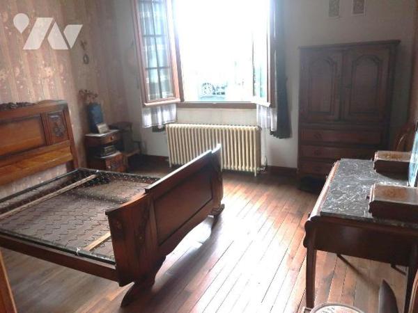 Ensemble immobilier comprenant :
. MAISON ANCIENNE A RENOVER, env. 100m2, comprenant de plain-...