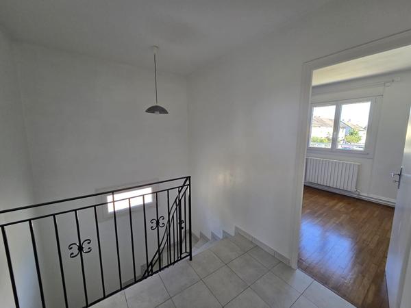Maison  5 pièce(s)  Le Mans quartier Croix georgette avec 3 chambres, cuisine équipé, garage, terrain, proche écoles, commerces