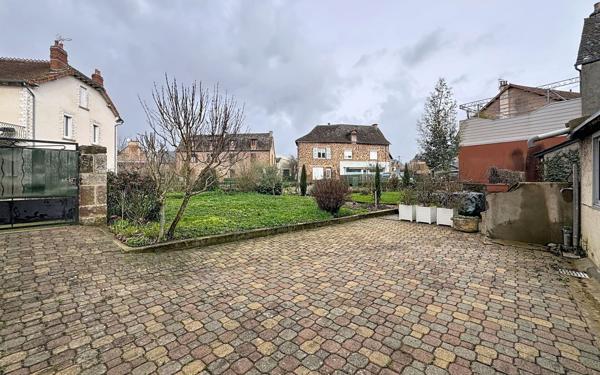 Maison à vendre    8 pièces •  Saint-Christophe-Vallon