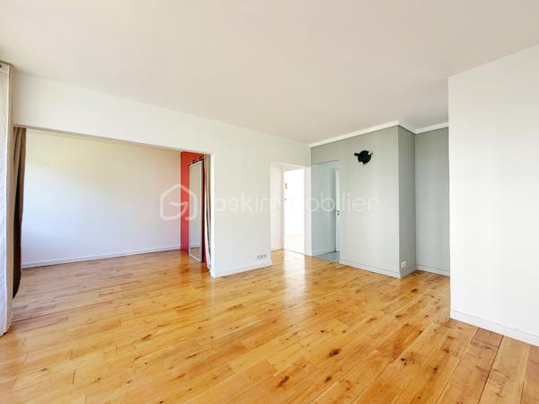 Venez découvrir ce magnifique appartement 3 pièces, en parfait état, situé au dernier étage d’une petite copropriété, dans un environnement calme et recherché.
Vous profiterez d’un emplacement idéal, à seulement 12 minutes à pied de la gare et 6 minutes des commerces.
Dès l’entrée, laissez-vous séduire par une agréable pièce de vie baignée de lumière, ouvrant directement sur un balcon exposé sud-est, parfait pour profiter des beaux jours. La cuisine aménagée et équipée bénéficie d’une vue entièrement dégagée, rendant même les tâches du quotidien plus agréables.
La première chambre, actuellement ouverte sur le séjour, peut être facilement refermée afin de retrouver une véritable seconde pièce indépendante. Elle dispose également d’un dressing. La deuxième chambre offre, elle aussi, une superbe vue dégagée sur les coteaux de Mareil-Marly.
L’appartement est complété par une salle d’eau avec fenêtre et un WC indépendant.
En complément, il est possible d’acquérir une cave ainsi qu’un box fermé, idéalement situés au pied de l’entrée de l’immeuble.
Un bien lumineux, parfaitement entretenu et prêt à accueillir ses futurs propriétaires.
Contactez votre conseiller, spécialiste du secteur, qui se fera un plaisir de vous faire découvrir ce quartier privilégié ainsi que tous les atouts de ce bien.
