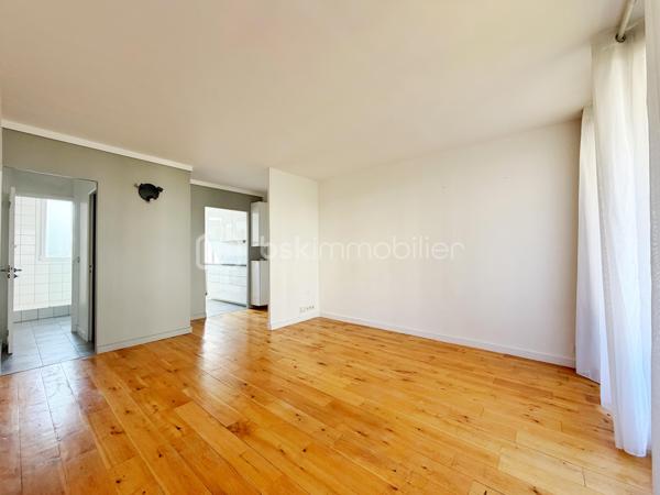 Venez découvrir ce magnifique appartement 3 pièces, en parfait état, situé au dernier étage d’une petite copropriété, dans un environnement calme et recherché.
Vous profiterez d’un emplacement idéal, à seulement 12 minutes à pied de la gare et 6 minutes des commerces.
Dès l’entrée, laissez-vous séduire par une agréable pièce de vie baignée de lumière, ouvrant directement sur un balcon exposé sud-est, parfait pour profiter des beaux jours. La cuisine aménagée et équipée bénéficie d’une vue entièrement dégagée, rendant même les tâches du quotidien plus agréables.
La première chambre, actuellement ouverte sur le séjour, peut être facilement refermée afin de retrouver une véritable seconde pièce indépendante. Elle dispose également d’un dressing. La deuxième chambre offre, elle aussi, une superbe vue dégagée sur les coteaux de Mareil-Marly.
L’appartement est complété par une salle d’eau avec fenêtre et un WC indépendant.
En complément, il est possible d’acquérir une cave ainsi qu’un box fermé, idéalement situés au pied de l’entrée de l’immeuble.
Un bien lumineux, parfaitement entretenu et prêt à accueillir ses futurs propriétaires.
Contactez votre conseiller, spécialiste du secteur, qui se fera un plaisir de vous faire découvrir ce quartier privilégié ainsi que tous les atouts de ce bien.