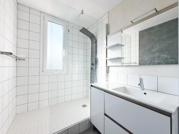 Venez découvrir ce magnifique appartement 3 pièces, en parfait état, situé au dernier étage d’une petite copropriété, dans un environnement calme et recherché.
Vous profiterez d’un emplacement idéal, à seulement 12 minutes à pied de la gare et 6 minutes des commerces.
Dès l’entrée, laissez-vous séduire par une agréable pièce de vie baignée de lumière, ouvrant directement sur un balcon exposé sud-est, parfait pour profiter des beaux jours. La cuisine aménagée et équipée bénéficie d’une vue entièrement dégagée, rendant même les tâches du quotidien plus agréables.
La première chambre, actuellement ouverte sur le séjour, peut être facilement refermée afin de retrouver une véritable seconde pièce indépendante. Elle dispose également d’un dressing. La deuxième chambre offre, elle aussi, une superbe vue dégagée sur les coteaux de Mareil-Marly.
L’appartement est complété par une salle d’eau avec fenêtre et un WC indépendant.
En complément, il est possible d’acquérir une cave ainsi qu’un box fermé, idéalement situés au pied de l’entrée de l’immeuble.
Un bien lumineux, parfaitement entretenu et prêt à accueillir ses futurs propriétaires.
Contactez votre conseiller, spécialiste du secteur, qui se fera un plaisir de vous faire découvrir ce quartier privilégié ainsi que tous les atouts de ce bien.