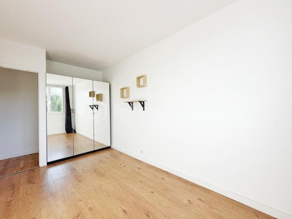 Venez découvrir ce magnifique appartement 3 pièces, en parfait état, situé au dernier étage d’une petite copropriété, dans un environnement calme et recherché.
Vous profiterez d’un emplacement idéal, à seulement 12 minutes à pied de la gare et 6 minutes des commerces.
Dès l’entrée, laissez-vous séduire par une agréable pièce de vie baignée de lumière, ouvrant directement sur un balcon exposé sud-est, parfait pour profiter des beaux jours. La cuisine aménagée et équipée bénéficie d’une vue entièrement dégagée, rendant même les tâches du quotidien plus agréables.
La première chambre, actuellement ouverte sur le séjour, peut être facilement refermée afin de retrouver une véritable seconde pièce indépendante. Elle dispose également d’un dressing. La deuxième chambre offre, elle aussi, une superbe vue dégagée sur les coteaux de Mareil-Marly.
L’appartement est complété par une salle d’eau avec fenêtre et un WC indépendant.
En complément, il est possible d’acquérir une cave ainsi qu’un box fermé, idéalement situés au pied de l’entrée de l’immeuble.
Un bien lumineux, parfaitement entretenu et prêt à accueillir ses futurs propriétaires.
Contactez votre conseiller, spécialiste du secteur, qui se fera un plaisir de vous faire découvrir ce quartier privilégié ainsi que tous les atouts de ce bien.