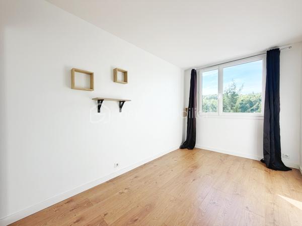 Venez découvrir ce magnifique appartement 3 pièces, en parfait état, situé au dernier étage d’une petite copropriété, dans un environnement calme et recherché.
Vous profiterez d’un emplacement idéal, à seulement 12 minutes à pied de la gare et 6 minutes des commerces.
Dès l’entrée, laissez-vous séduire par une agréable pièce de vie baignée de lumière, ouvrant directement sur un balcon exposé sud-est, parfait pour profiter des beaux jours. La cuisine aménagée et équipée bénéficie d’une vue entièrement dégagée, rendant même les tâches du quotidien plus agréables.
La première chambre, actuellement ouverte sur le séjour, peut être facilement refermée afin de retrouver une véritable seconde pièce indépendante. Elle dispose également d’un dressing. La deuxième chambre offre, elle aussi, une superbe vue dégagée sur les coteaux de Mareil-Marly.
L’appartement est complété par une salle d’eau avec fenêtre et un WC indépendant.
En complément, il est possible d’acquérir une cave ainsi qu’un box fermé, idéalement situés au pied de l’entrée de l’immeuble.
Un bien lumineux, parfaitement entretenu et prêt à accueillir ses futurs propriétaires.
Contactez votre conseiller, spécialiste du secteur, qui se fera un plaisir de vous faire découvrir ce quartier privilégié ainsi que tous les atouts de ce bien.