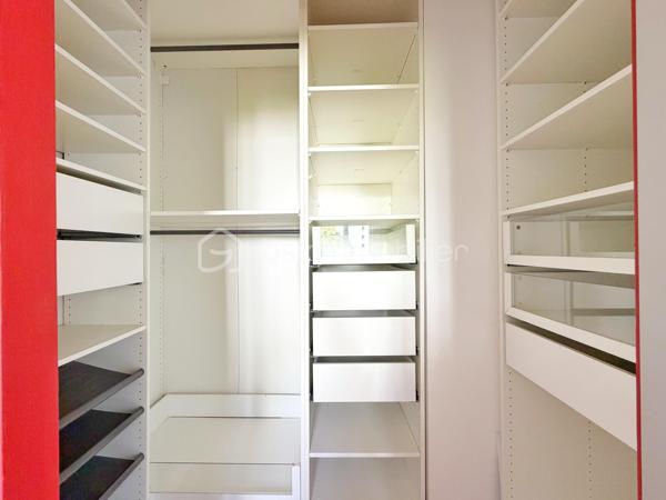 Venez découvrir ce magnifique appartement 3 pièces, en parfait état, situé au dernier étage d’une petite copropriété, dans un environnement calme et recherché.
Vous profiterez d’un emplacement idéal, à seulement 12 minutes à pied de la gare et 6 minutes des commerces.
Dès l’entrée, laissez-vous séduire par une agréable pièce de vie baignée de lumière, ouvrant directement sur un balcon exposé sud-est, parfait pour profiter des beaux jours. La cuisine aménagée et équipée bénéficie d’une vue entièrement dégagée, rendant même les tâches du quotidien plus agréables.
La première chambre, actuellement ouverte sur le séjour, peut être facilement refermée afin de retrouver une véritable seconde pièce indépendante. Elle dispose également d’un dressing. La deuxième chambre offre, elle aussi, une superbe vue dégagée sur les coteaux de Mareil-Marly.
L’appartement est complété par une salle d’eau avec fenêtre et un WC indépendant.
En complément, il est possible d’acquérir une cave ainsi qu’un box fermé, idéalement situés au pied de l’entrée de l’immeuble.
Un bien lumineux, parfaitement entretenu et prêt à accueillir ses futurs propriétaires.
Contactez votre conseiller, spécialiste du secteur, qui se fera un plaisir de vous faire découvrir ce quartier privilégié ainsi que tous les atouts de ce bien.
