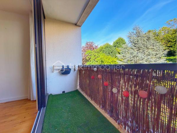 Venez découvrir ce magnifique appartement 3 pièces, en parfait état, situé au dernier étage d’une petite copropriété, dans un environnement calme et recherché.
Vous profiterez d’un emplacement idéal, à seulement 12 minutes à pied de la gare et 6 minutes des commerces.
Dès l’entrée, laissez-vous séduire par une agréable pièce de vie baignée de lumière, ouvrant directement sur un balcon exposé sud-est, parfait pour profiter des beaux jours. La cuisine aménagée et équipée bénéficie d’une vue entièrement dégagée, rendant même les tâches du quotidien plus agréables.
La première chambre, actuellement ouverte sur le séjour, peut être facilement refermée afin de retrouver une véritable seconde pièce indépendante. Elle dispose également d’un dressing. La deuxième chambre offre, elle aussi, une superbe vue dégagée sur les coteaux de Mareil-Marly.
L’appartement est complété par une salle d’eau avec fenêtre et un WC indépendant.
En complément, il est possible d’acquérir une cave ainsi qu’un box fermé, idéalement situés au pied de l’entrée de l’immeuble.
Un bien lumineux, parfaitement entretenu et prêt à accueillir ses futurs propriétaires.
Contactez votre conseiller, spécialiste du secteur, qui se fera un plaisir de vous faire découvrir ce quartier privilégié ainsi que tous les atouts de ce bien.