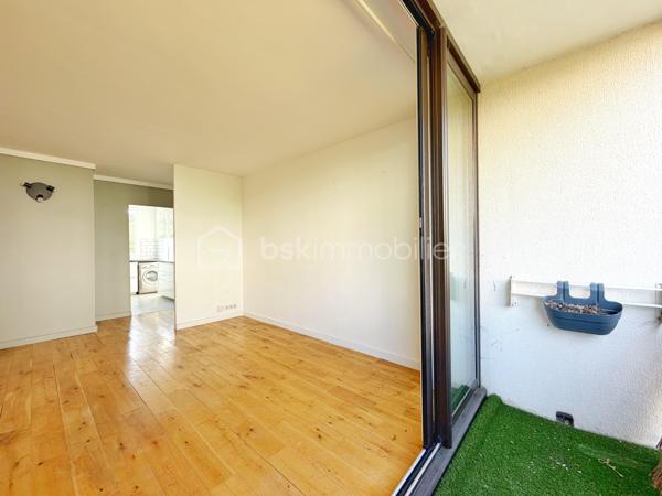 Venez découvrir ce magnifique appartement 3 pièces, en parfait état, situé au dernier étage d’une petite copropriété, dans un environnement calme et recherché.
Vous profiterez d’un emplacement idéal, à seulement 12 minutes à pied de la gare et 6 minutes des commerces.
Dès l’entrée, laissez-vous séduire par une agréable pièce de vie baignée de lumière, ouvrant directement sur un balcon exposé sud-est, parfait pour profiter des beaux jours. La cuisine aménagée et équipée bénéficie d’une vue entièrement dégagée, rendant même les tâches du quotidien plus agréables.
La première chambre, actuellement ouverte sur le séjour, peut être facilement refermée afin de retrouver une véritable seconde pièce indépendante. Elle dispose également d’un dressing. La deuxième chambre offre, elle aussi, une superbe vue dégagée sur les coteaux de Mareil-Marly.
L’appartement est complété par une salle d’eau avec fenêtre et un WC indépendant.
En complément, il est possible d’acquérir une cave ainsi qu’un box fermé, idéalement situés au pied de l’entrée de l’immeuble.
Un bien lumineux, parfaitement entretenu et prêt à accueillir ses futurs propriétaires.
Contactez votre conseiller, spécialiste du secteur, qui se fera un plaisir de vous faire découvrir ce quartier privilégié ainsi que tous les atouts de ce bien.