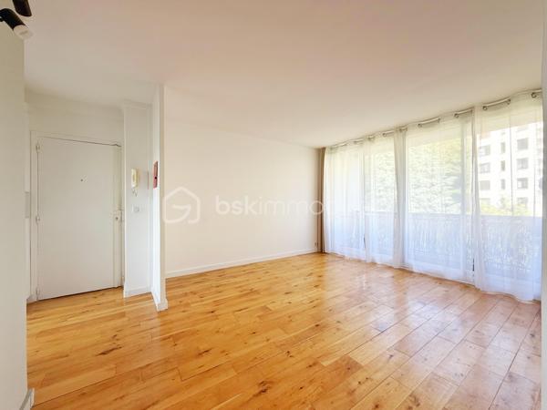 Venez découvrir ce magnifique appartement 3 pièces, en parfait état, situé au dernier étage d’une petite copropriété, dans un environnement calme et recherché.
Vous profiterez d’un emplacement idéal, à seulement 12 minutes à pied de la gare et 6 minutes des commerces.
Dès l’entrée, laissez-vous séduire par une agréable pièce de vie baignée de lumière, ouvrant directement sur un balcon exposé sud-est, parfait pour profiter des beaux jours. La cuisine aménagée et équipée bénéficie d’une vue entièrement dégagée, rendant même les tâches du quotidien plus agréables.
La première chambre, actuellement ouverte sur le séjour, peut être facilement refermée afin de retrouver une véritable seconde pièce indépendante. Elle dispose également d’un dressing. La deuxième chambre offre, elle aussi, une superbe vue dégagée sur les coteaux de Mareil-Marly.
L’appartement est complété par une salle d’eau avec fenêtre et un WC indépendant.
En complément, il est possible d’acquérir une cave ainsi qu’un box fermé, idéalement situés au pied de l’entrée de l’immeuble.
Un bien lumineux, parfaitement entretenu et prêt à accueillir ses futurs propriétaires.
Contactez votre conseiller, spécialiste du secteur, qui se fera un plaisir de vous faire découvrir ce quartier privilégié ainsi que tous les atouts de ce bien.