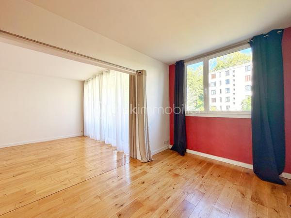 Venez découvrir ce magnifique appartement 3 pièces, en parfait état, situé au dernier étage d’une petite copropriété, dans un environnement calme et recherché.
Vous profiterez d’un emplacement idéal, à seulement 12 minutes à pied de la gare et 6 minutes des commerces.
Dès l’entrée, laissez-vous séduire par une agréable pièce de vie baignée de lumière, ouvrant directement sur un balcon exposé sud-est, parfait pour profiter des beaux jours. La cuisine aménagée et équipée bénéficie d’une vue entièrement dégagée, rendant même les tâches du quotidien plus agréables.
La première chambre, actuellement ouverte sur le séjour, peut être facilement refermée afin de retrouver une véritable seconde pièce indépendante. Elle dispose également d’un dressing. La deuxième chambre offre, elle aussi, une superbe vue dégagée sur les coteaux de Mareil-Marly.
L’appartement est complété par une salle d’eau avec fenêtre et un WC indépendant.
En complément, il est possible d’acquérir une cave ainsi qu’un box fermé, idéalement situés au pied de l’entrée de l’immeuble.
Un bien lumineux, parfaitement entretenu et prêt à accueillir ses futurs propriétaires.
Contactez votre conseiller, spécialiste du secteur, qui se fera un plaisir de vous faire découvrir ce quartier privilégié ainsi que tous les atouts de ce bien.