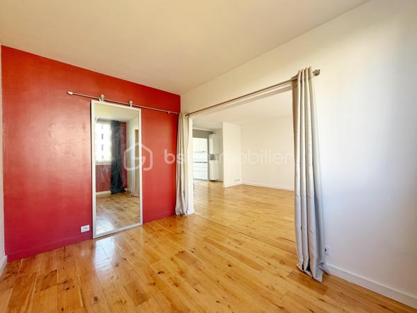 Venez découvrir ce magnifique appartement 3 pièces, en parfait état, situé au dernier étage d’une petite copropriété, dans un environnement calme et recherché.
Vous profiterez d’un emplacement idéal, à seulement 12 minutes à pied de la gare et 6 minutes des commerces.
Dès l’entrée, laissez-vous séduire par une agréable pièce de vie baignée de lumière, ouvrant directement sur un balcon exposé sud-est, parfait pour profiter des beaux jours. La cuisine aménagée et équipée bénéficie d’une vue entièrement dégagée, rendant même les tâches du quotidien plus agréables.
La première chambre, actuellement ouverte sur le séjour, peut être facilement refermée afin de retrouver une véritable seconde pièce indépendante. Elle dispose également d’un dressing. La deuxième chambre offre, elle aussi, une superbe vue dégagée sur les coteaux de Mareil-Marly.
L’appartement est complété par une salle d’eau avec fenêtre et un WC indépendant.
En complément, il est possible d’acquérir une cave ainsi qu’un box fermé, idéalement situés au pied de l’entrée de l’immeuble.
Un bien lumineux, parfaitement entretenu et prêt à accueillir ses futurs propriétaires.
Contactez votre conseiller, spécialiste du secteur, qui se fera un plaisir de vous faire découvrir ce quartier privilégié ainsi que tous les atouts de ce bien.