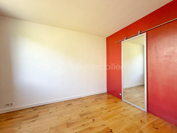 Venez découvrir ce magnifique appartement 3 pièces, en parfait état, situé au dernier étage d’une petite copropriété, dans un environnement calme et recherché.
Vous profiterez d’un emplacement idéal, à seulement 12 minutes à pied de la gare et 6 minutes des commerces.
Dès l’entrée, laissez-vous séduire par une agréable pièce de vie baignée de lumière, ouvrant directement sur un balcon exposé sud-est, parfait pour profiter des beaux jours. La cuisine aménagée et équipée bénéficie d’une vue entièrement dégagée, rendant même les tâches du quotidien plus agréables.
La première chambre, actuellement ouverte sur le séjour, peut être facilement refermée afin de retrouver une véritable seconde pièce indépendante. Elle dispose également d’un dressing. La deuxième chambre offre, elle aussi, une superbe vue dégagée sur les coteaux de Mareil-Marly.
L’appartement est complété par une salle d’eau avec fenêtre et un WC indépendant.
En complément, il est possible d’acquérir une cave ainsi qu’un box fermé, idéalement situés au pied de l’entrée de l’immeuble.
Un bien lumineux, parfaitement entretenu et prêt à accueillir ses futurs propriétaires.
Contactez votre conseiller, spécialiste du secteur, qui se fera un plaisir de vous faire découvrir ce quartier privilégié ainsi que tous les atouts de ce bien.
