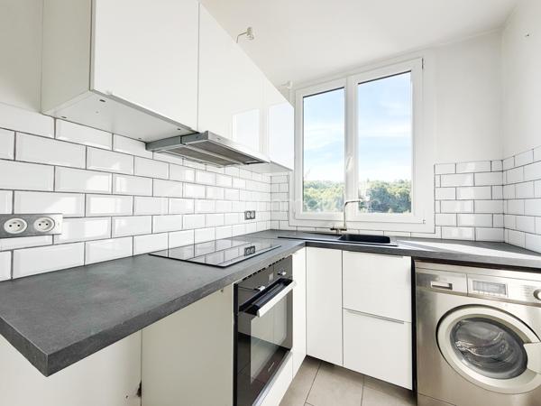Venez découvrir ce magnifique appartement 3 pièces, en parfait état, situé au dernier étage d’une petite copropriété, dans un environnement calme et recherché.
Vous profiterez d’un emplacement idéal, à seulement 12 minutes à pied de la gare et 6 minutes des commerces.
Dès l’entrée, laissez-vous séduire par une agréable pièce de vie baignée de lumière, ouvrant directement sur un balcon exposé sud-est, parfait pour profiter des beaux jours. La cuisine aménagée et équipée bénéficie d’une vue entièrement dégagée, rendant même les tâches du quotidien plus agréables.
La première chambre, actuellement ouverte sur le séjour, peut être facilement refermée afin de retrouver une véritable seconde pièce indépendante. Elle dispose également d’un dressing. La deuxième chambre offre, elle aussi, une superbe vue dégagée sur les coteaux de Mareil-Marly.
L’appartement est complété par une salle d’eau avec fenêtre et un WC indépendant.
En complément, il est possible d’acquérir une cave ainsi qu’un box fermé, idéalement situés au pied de l’entrée de l’immeuble.
Un bien lumineux, parfaitement entretenu et prêt à accueillir ses futurs propriétaires.
Contactez votre conseiller, spécialiste du secteur, qui se fera un plaisir de vous faire découvrir ce quartier privilégié ainsi que tous les atouts de ce bien.