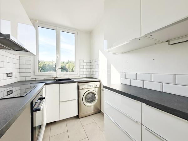 Venez découvrir ce magnifique appartement 3 pièces, en parfait état, situé au dernier étage d’une petite copropriété, dans un environnement calme et recherché.
Vous profiterez d’un emplacement idéal, à seulement 12 minutes à pied de la gare et 6 minutes des commerces.
Dès l’entrée, laissez-vous séduire par une agréable pièce de vie baignée de lumière, ouvrant directement sur un balcon exposé sud-est, parfait pour profiter des beaux jours. La cuisine aménagée et équipée bénéficie d’une vue entièrement dégagée, rendant même les tâches du quotidien plus agréables.
La première chambre, actuellement ouverte sur le séjour, peut être facilement refermée afin de retrouver une véritable seconde pièce indépendante. Elle dispose également d’un dressing. La deuxième chambre offre, elle aussi, une superbe vue dégagée sur les coteaux de Mareil-Marly.
L’appartement est complété par une salle d’eau avec fenêtre et un WC indépendant.
En complément, il est possible d’acquérir une cave ainsi qu’un box fermé, idéalement situés au pied de l’entrée de l’immeuble.
Un bien lumineux, parfaitement entretenu et prêt à accueillir ses futurs propriétaires.
Contactez votre conseiller, spécialiste du secteur, qui se fera un plaisir de vous faire découvrir ce quartier privilégié ainsi que tous les atouts de ce bien.
