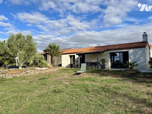 Divatte-Sur-Loire, maison en pierre avec piscine et vue panoramique  