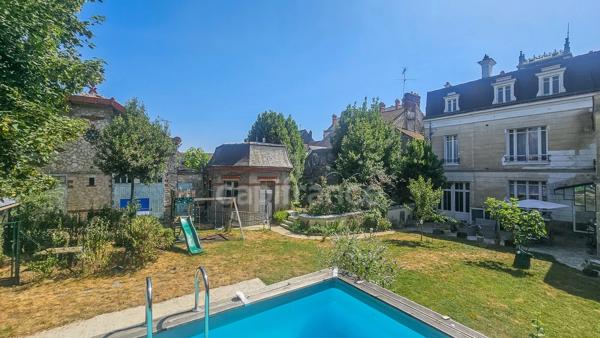 Plein centre ville d' ETAMPES (91) propriété à vendre 13 pièces, avec grand garage, 2 dépendances et terrain clos de 997 m².