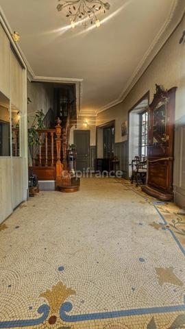 Plein centre ville d' ETAMPES (91) propriété à vendre 13 pièces, avec grand garage, 2 dépendances et terrain clos de 997 m².