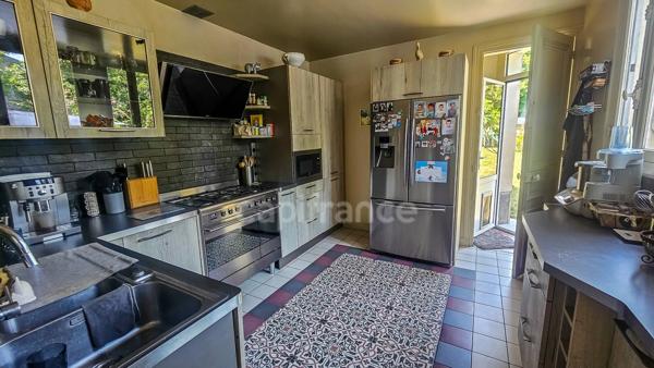 Plein centre ville d' ETAMPES (91) propriété à vendre 13 pièces, avec grand garage, 2 dépendances et terrain clos de 997 m².