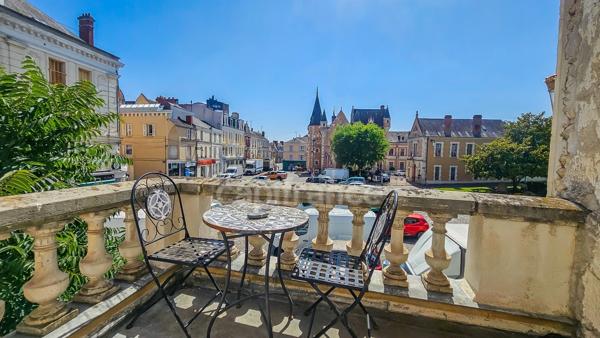 Plein centre ville d' ETAMPES (91) propriété à vendre 13 pièces, avec grand garage, 2 dépendances et terrain clos de 997 m².