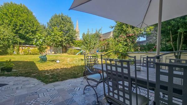 Plein centre ville d' ETAMPES (91) propriété à vendre 13 pièces, avec grand garage, 2 dépendances et terrain clos de 997 m².