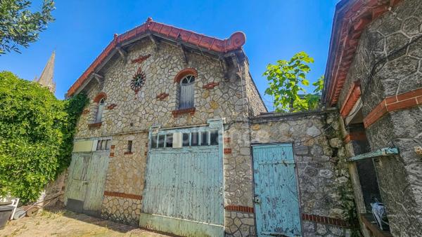 Plein centre ville d' ETAMPES (91) propriété à vendre 13 pièces, avec grand garage, 2 dépendances et terrain clos de 997 m².