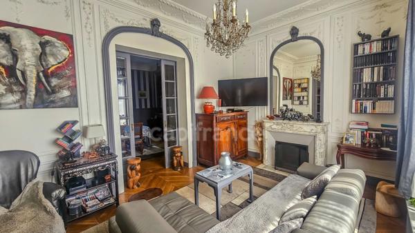Plein centre ville d' ETAMPES (91) propriété à vendre 13 pièces, avec grand garage, 2 dépendances et terrain clos de 997 m².