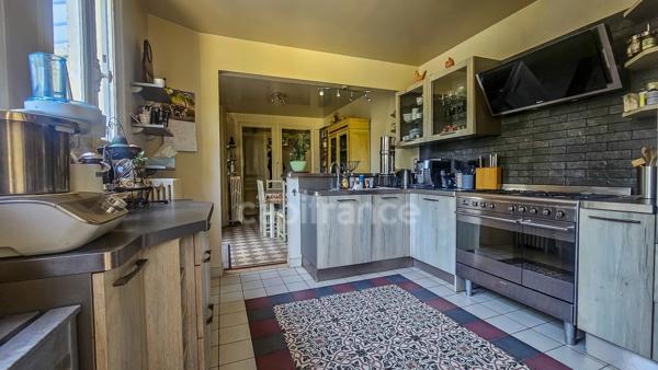 Plein centre ville d' ETAMPES (91) propriété à vendre 13 pièces, avec grand garage, 2 dépendances et terrain clos de 997 m².