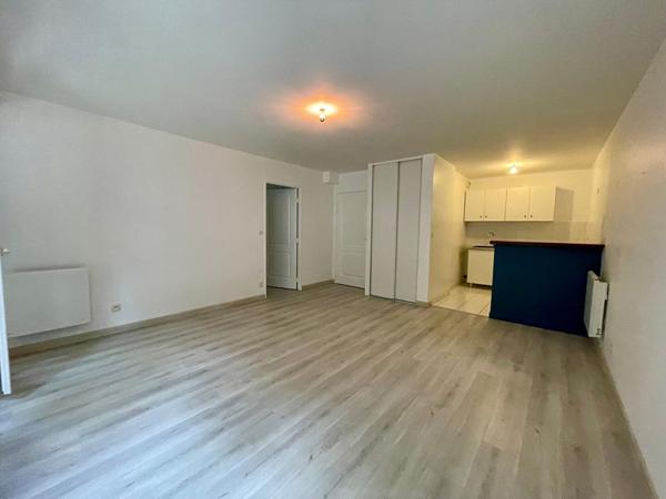 Rond Point de Paris - Au coeur d'une copropriété récente, appartement T2 s'ouvrant sur une grande terrasse et un jardin. Parking en sous-sol.