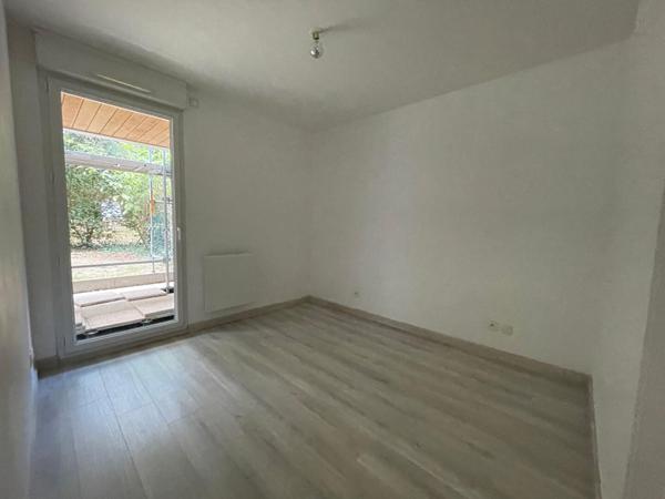 Rond Point de Paris - Au coeur d'une copropriété récente, appartement T2 s'ouvrant sur une grande terrasse et un jardin. Parking en sous-sol.