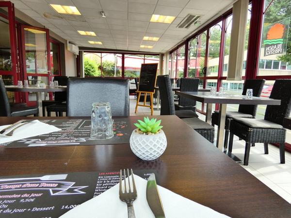 Local Commercial
        
        - 1000 m² 496 800 €*