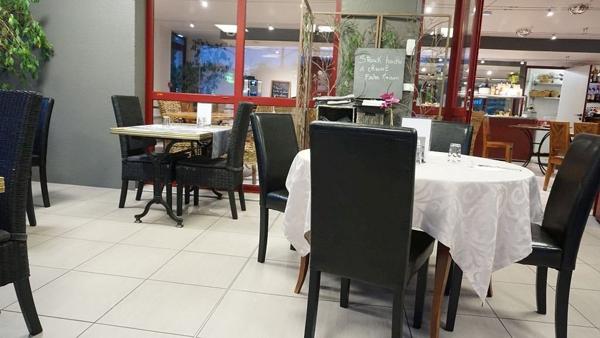 Local Commercial
        
        - 1000 m² 496 800 €*