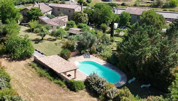 Propriété de caractère avec 2 gîtes, piscine et terrain constructible