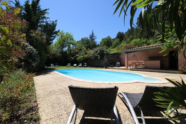 Propriété de caractère avec 2 gîtes, piscine et terrain constructible