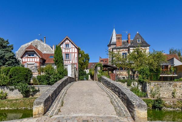 Charmante Maison à Vendre à Brie-Comte-Robert - 5 Chambres et Grand Jardin !