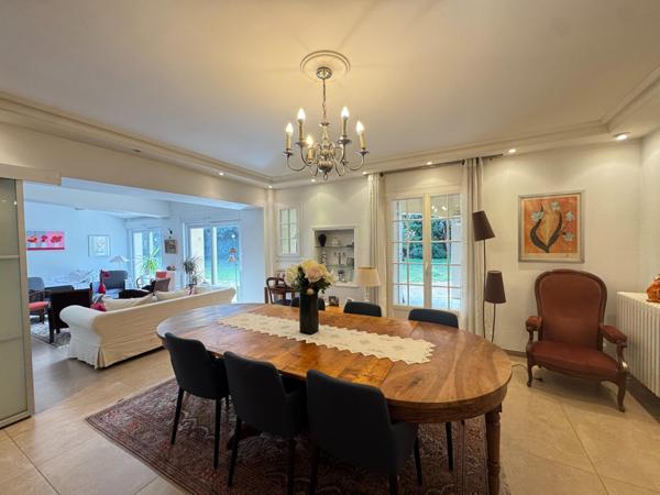 Propriété familiale avec parc et tennis