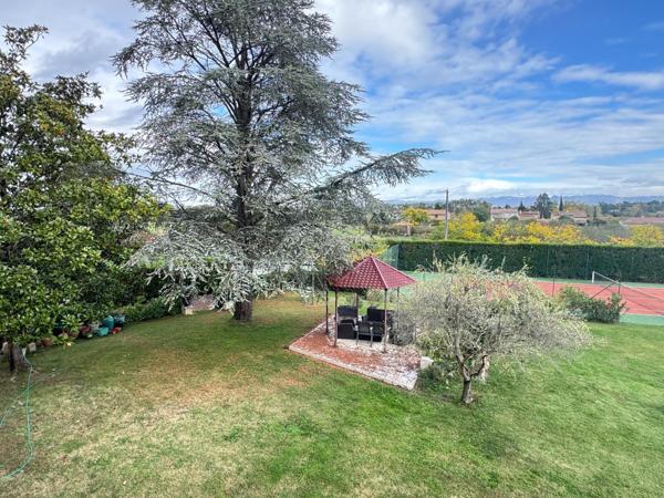 Propriété familiale avec parc et tennis