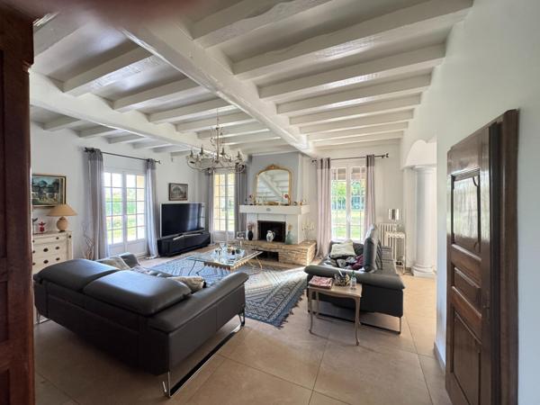 Propriété familiale avec parc et tennis