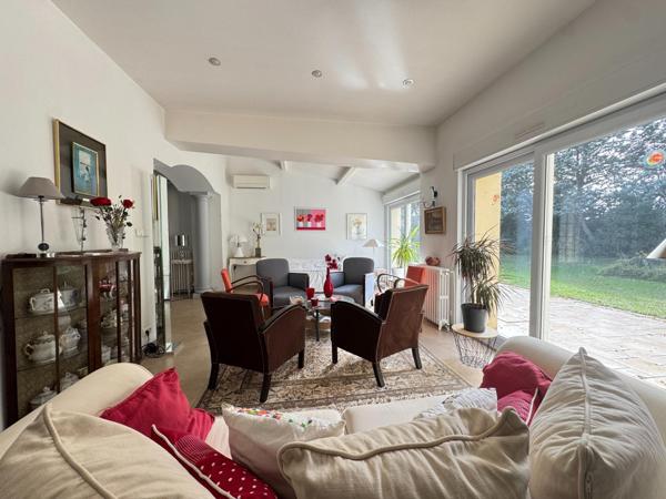 Propriété familiale avec parc et tennis