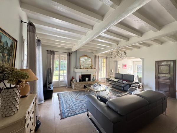 Propriété familiale avec parc et tennis