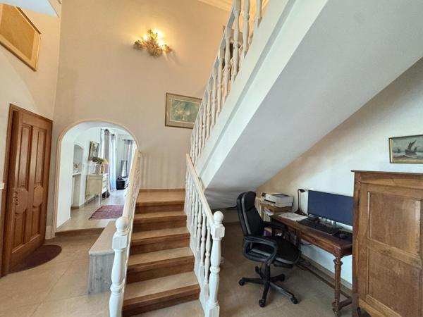 Propriété familiale avec parc et tennis