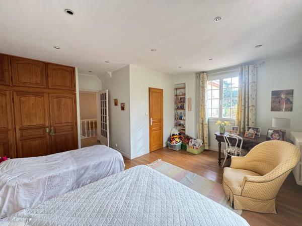 Propriété familiale avec parc et tennis