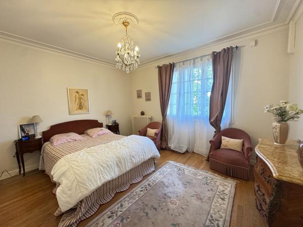 Propriété familiale avec parc et tennis