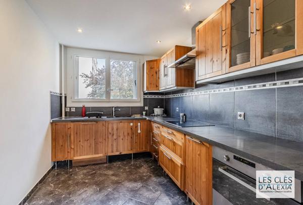 Bel appartement traversant de 4 pièces avec balcon et parking – bon rendement locatif